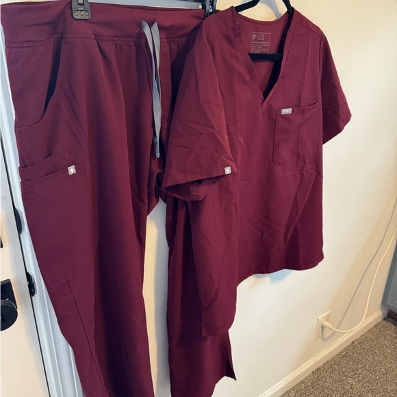 FIGS Scrub Set Kade Cargo Pants and Casma Three-Pocket Top XXL Burgundy - Picture 2 of 8